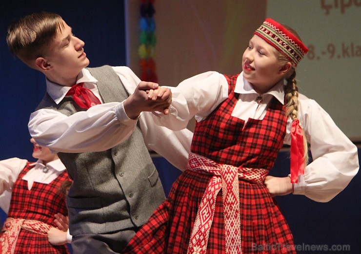 Bērnu deju studija «Pīlādzītis» un TDA Ogre sparīgi dejo Ogres kultūras centrā 149298