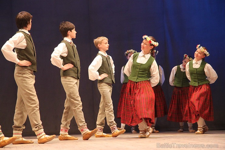 Bērnu deju studija «Pīlādzītis» un TDA Ogre sparīgi dejo Ogres kultūras centrā 149300