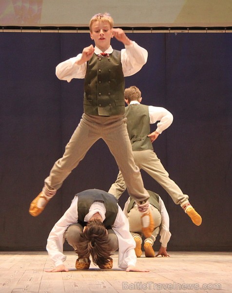 Bērnu deju studija «Pīlādzītis» un TDA Ogre sparīgi dejo Ogres kultūras centrā 149302
