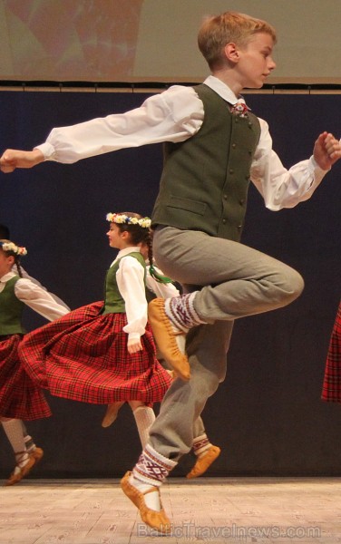 Bērnu deju studija «Pīlādzītis» un TDA Ogre sparīgi dejo Ogres kultūras centrā 149304