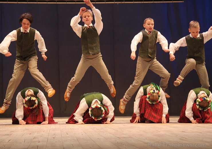 Bērnu deju studija «Pīlādzītis» un TDA Ogre sparīgi dejo Ogres kultūras centrā 149305