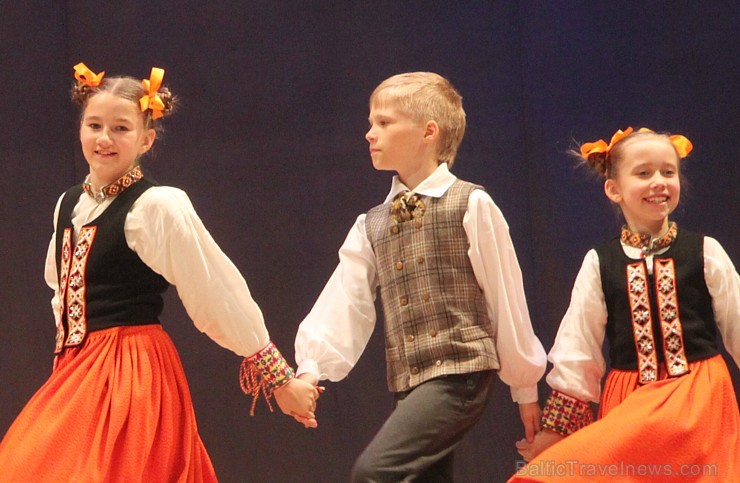 Bērnu deju studija «Pīlādzītis» un TDA Ogre sparīgi dejo Ogres kultūras centrā 149306