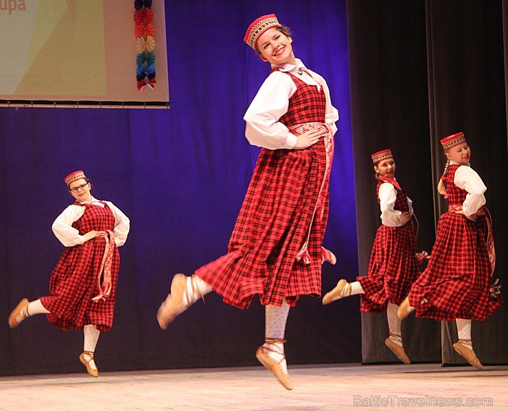Bērnu deju studija «Pīlādzītis» un TDA Ogre sparīgi dejo Ogres kultūras centrā 149307