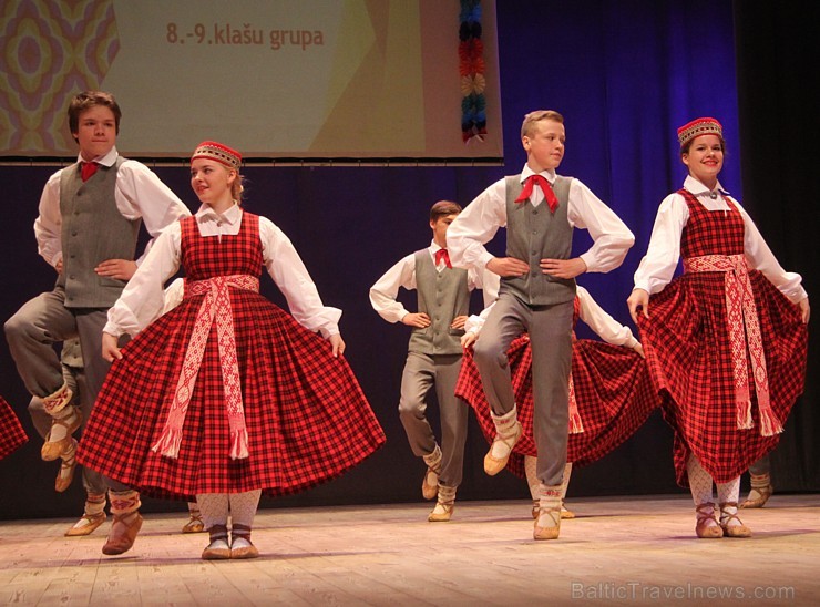 Bērnu deju studija «Pīlādzītis» un TDA Ogre sparīgi dejo Ogres kultūras centrā 149308