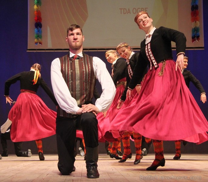 Bērnu deju studija «Pīlādzītis» un TDA Ogre sparīgi dejo Ogres kultūras centrā 149310