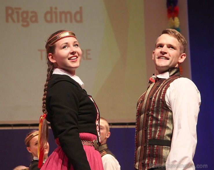 Bērnu deju studija «Pīlādzītis» un TDA Ogre sparīgi dejo Ogres kultūras centrā 149311