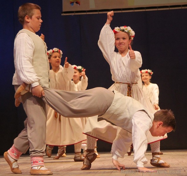 Bērnu deju studija «Pīlādzītis» un TDA Ogre sparīgi dejo Ogres kultūras centrā 149312