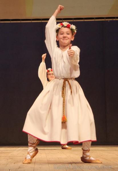 Bērnu deju studija «Pīlādzītis» un TDA Ogre sparīgi dejo Ogres kultūras centrā 149313