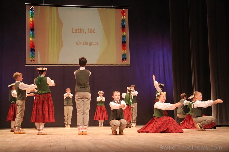 Bērnu deju studija «Pīlādzītis» un TDA Ogre sparīgi dejo Ogres kultūras centrā 149315