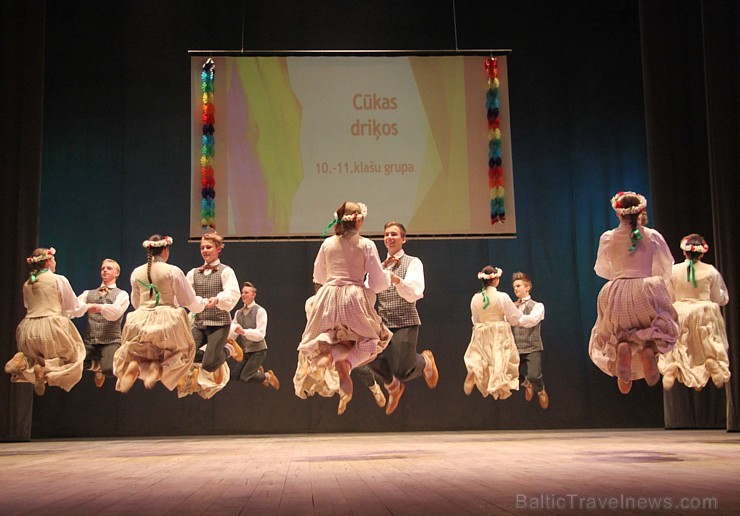 Bērnu deju studija «Pīlādzītis» un TDA Ogre sparīgi dejo Ogres kultūras centrā 149316