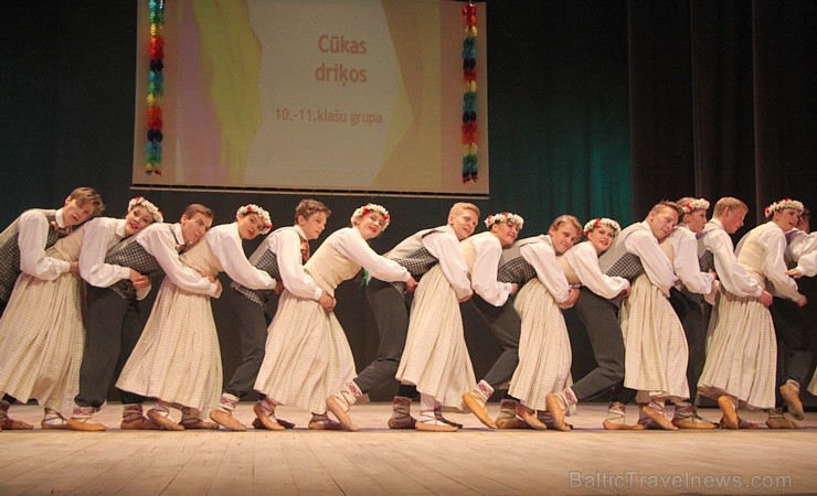 Bērnu deju studija «Pīlādzītis» un TDA Ogre sparīgi dejo Ogres kultūras centrā 149317