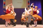 Bērnu deju studija «Pīlādzītis» un TDA Ogre sparīgi dejo Ogres kultūras centrā 16