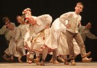 Bērnu deju studija «Pīlādzītis» un TDA Ogre sparīgi dejo Ogres kultūras centrā 17