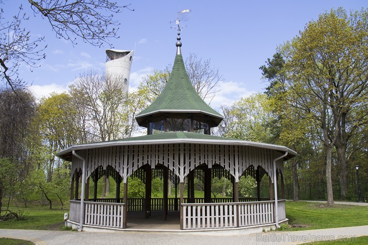 Atjaunotais arhitekta Eižena Laubes projektētais tējas namiņš pils parkā 149528