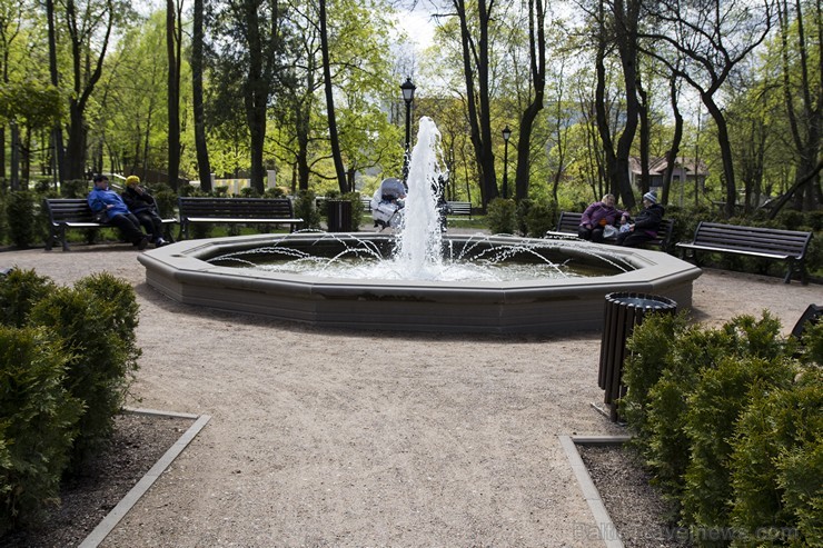 Parkā izveidots franču stila dārzs ar strūklaku centrā 149531