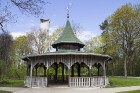 Atjaunotais arhitekta Eižena Laubes projektētais tējas namiņš pils parkā 19