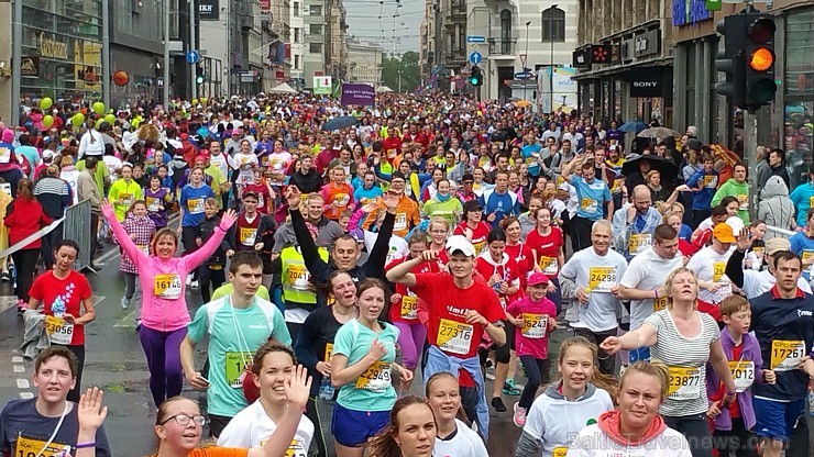Rīga skrien tautas klases 5km un 10km «Lattelecom Rīgas maratons 2015» distances 149560