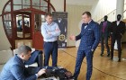 Travelnews.lv direktors Aivars Mackevičs konsultējas pie uzvalku speciālistiem - BG Suits pārstāvjiem - Guntaru un Kristapu 2
