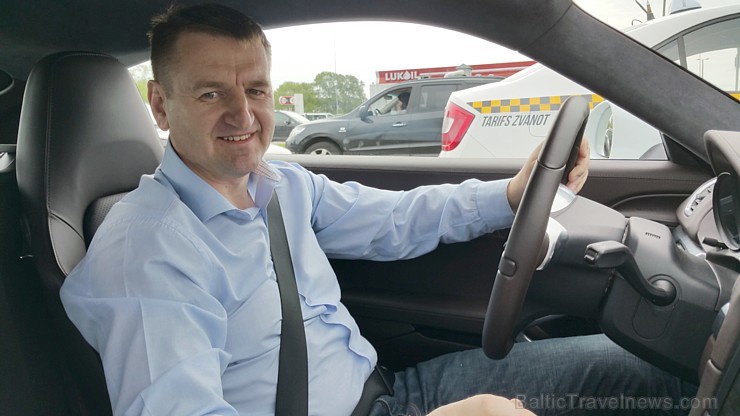 BalticTravelnews.com direktors Aivars Mackevičs izbauda sportisko automašīnu un iesaka doties uz Vāciju 150299
