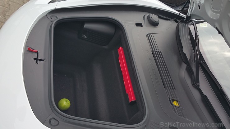 Ielas sporta automobilis Porsche Cayman GTS piedāvā ērtu vietu ceļošanas somām - priekšpusē 150305