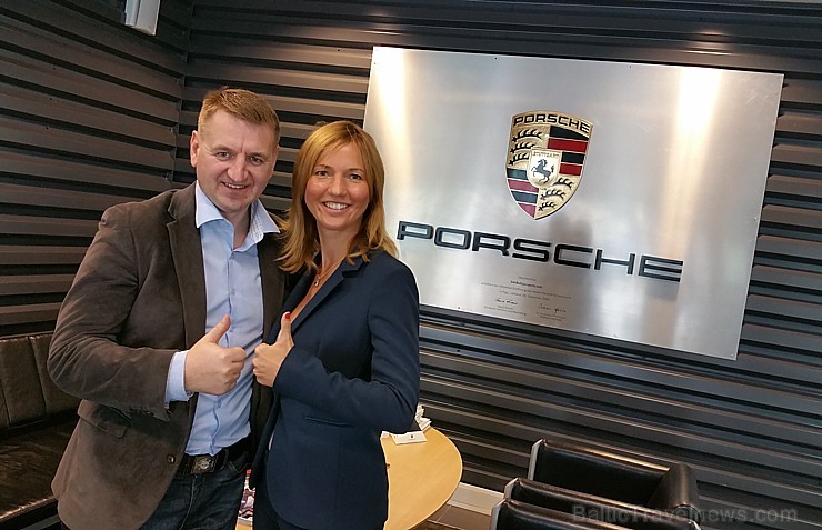 BalticTravelnews.com direktors Aivars Mackevičs un Porsche automašīnu tirdzniecības pārstāvniecības Latvijā vadītāja Anete Bilzena (Porsche.lv) 150313