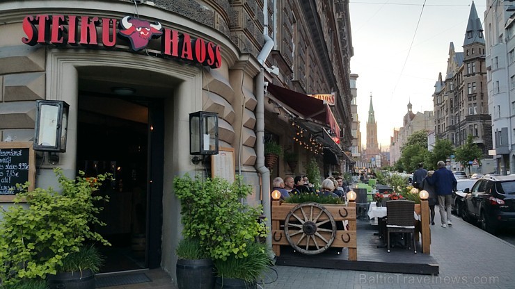 Travelnews.lv redakcija 25.05.2015 apciemo Rīgas restorānu «Steiku Haoss» Tērbatas ielā - www.SteikuHaoss.lv 150335