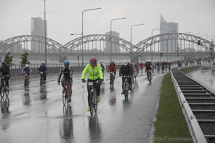 Galvaspilsētā tūkstošiem velosipēdistu dodas «Elkor Rīgas velomaratons 2015» distancē 150411