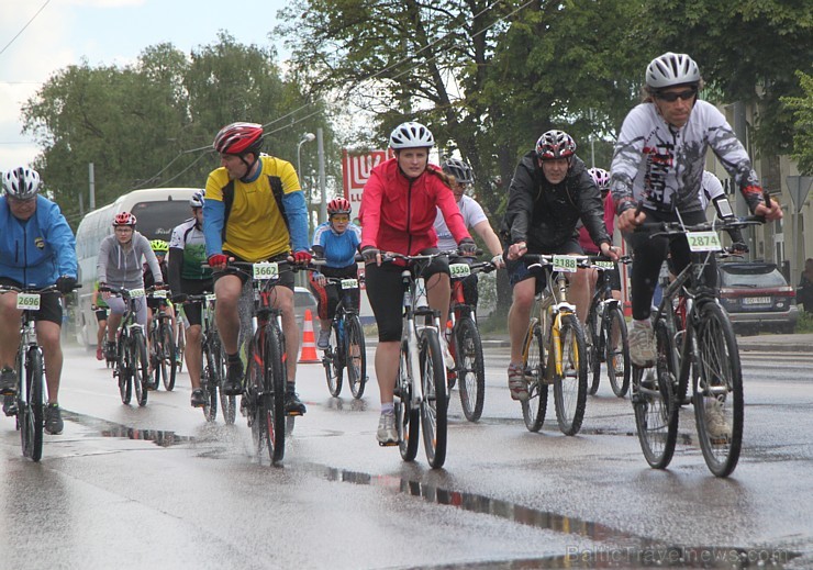 Galvaspilsētā tūkstošiem velosipēdistu dodas «Elkor Rīgas velomaratons 2015» distancē 150424