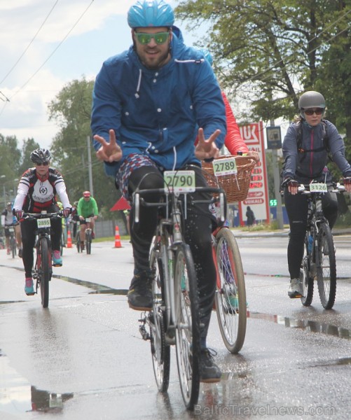 Galvaspilsētā tūkstošiem velosipēdistu dodas «Elkor Rīgas velomaratons 2015» distancē 150425