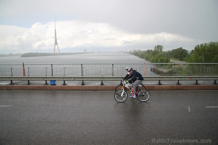 Galvaspilsētā tūkstošiem velosipēdistu dodas «Elkor Rīgas velomaratons 2015» distancē 150463