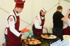 Siguldas pilsētas svētkos Uģis Mitrevics un Dainis Dukurs cienā ar pašceptām pankūkām 25