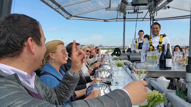 Travelnews.lv redakcija ar Rīgas viesnīcas Mercure Hotel Rīga atbalstu 2.06.2015 izbauda debesu restorānu «Dinner in the sky Riga» 150693