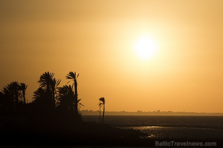 Travelnews.lv redakcija sadarbībā ar starptautisko tūroperatoru Novatours vēro burvīgu saulrietu Tunisijas pilsētas Monastir pievārtē 151241