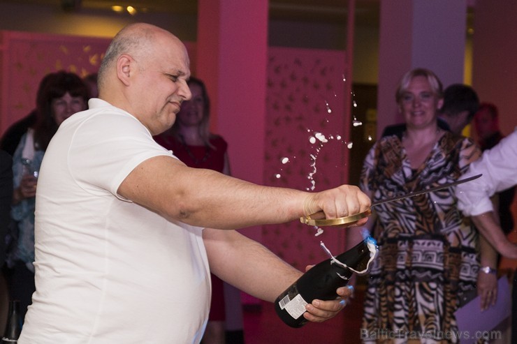 Desmit gadu laikā «Hotel Jūrmala Spa» ir kļuvusi par atpazīstamu konferenču centru un iemīļotu SPA viesnīcu ne tikai vietējai Latvijas publikai Desmit gadu laikā «Hotel Jūrmala Spa» ir kļuvusi par atpazīstamu konferenču centru un iemīļotu SPA viesnīcu ne tikai vietējai Latvijas publikai 151591