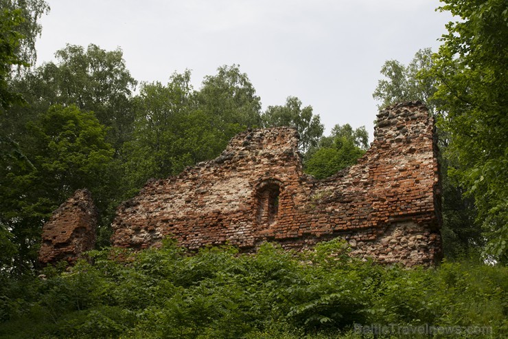 Augstrozes pilskalnā atrodas 1272. gadā celtās un 1601.gadā sagrautās Rīgas arhibīskapa vasaļa pilsdrupas 151815