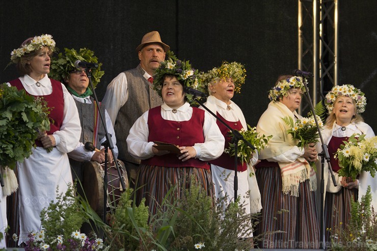 Dikļu pils dārzā ar dziesmām, dejām, rotaļām un Jāņu ugunskuru atklāj Kocēnu novada svētkus 151848