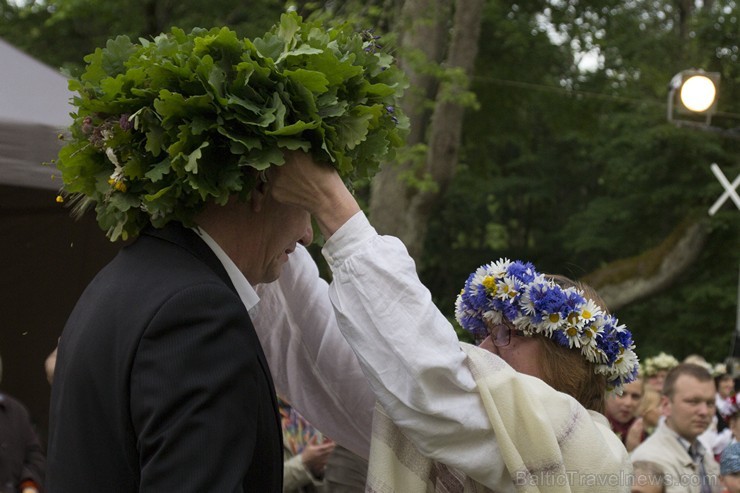 Dikļu pils dārzā ar dziesmām, dejām, rotaļām un Jāņu ugunskuru atklāj Kocēnu novada svētkus 151850