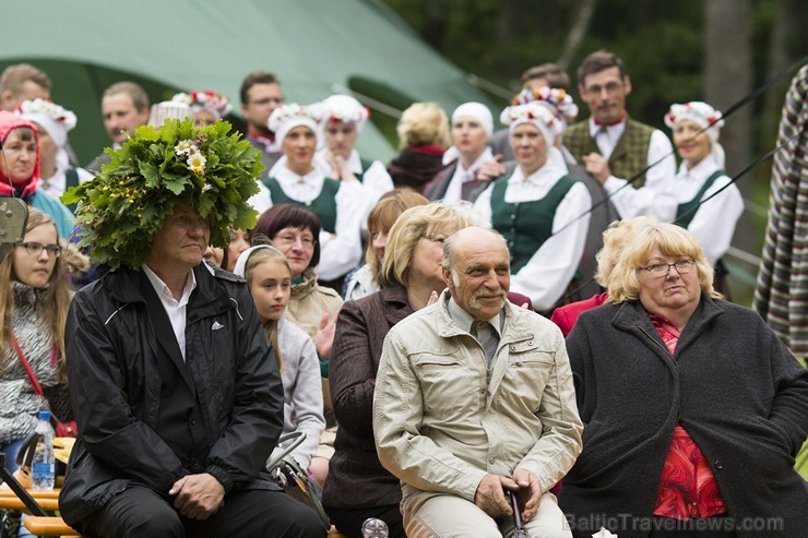 Dikļu pils dārzā ar dziesmām, dejām, rotaļām un Jāņu ugunskuru atklāj Kocēnu novada svētkus 151854