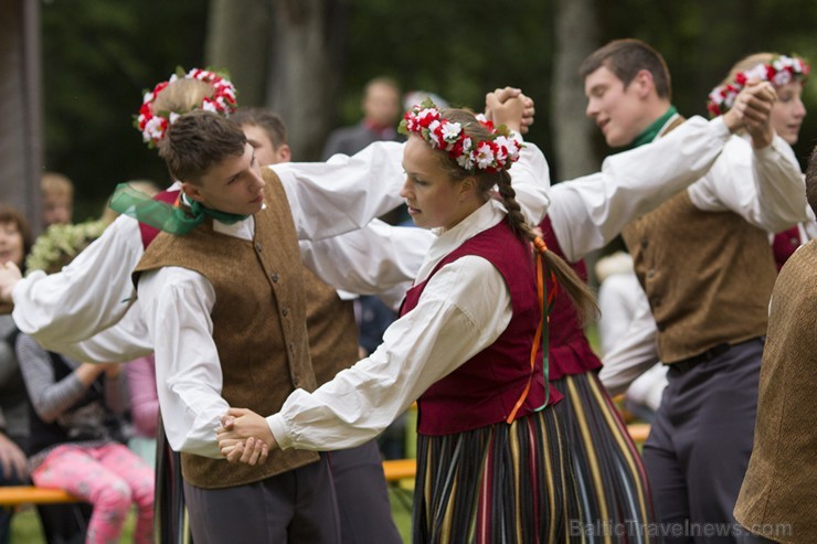Dikļu pils dārzā ar dziesmām, dejām, rotaļām un Jāņu ugunskuru atklāj Kocēnu novada svētkus 151855