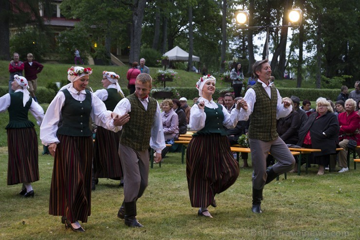 Dikļu pils dārzā ar dziesmām, dejām, rotaļām un Jāņu ugunskuru atklāj Kocēnu novada svētkus 151858