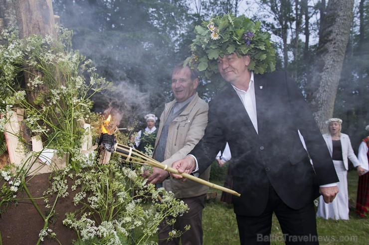 Dikļu pils dārzā ar dziesmām, dejām, rotaļām un Jāņu ugunskuru atklāj Kocēnu novada svētkus 151862