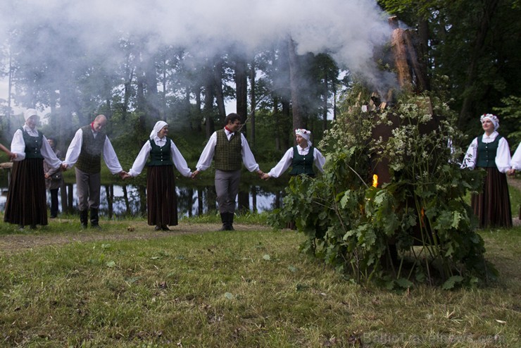 Dikļu pils dārzā ar dziesmām, dejām, rotaļām un Jāņu ugunskuru atklāj Kocēnu novada svētkus 151864