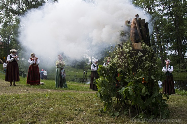 Dikļu pils dārzā ar dziesmām, dejām, rotaļām un Jāņu ugunskuru atklāj Kocēnu novada svētkus 151865