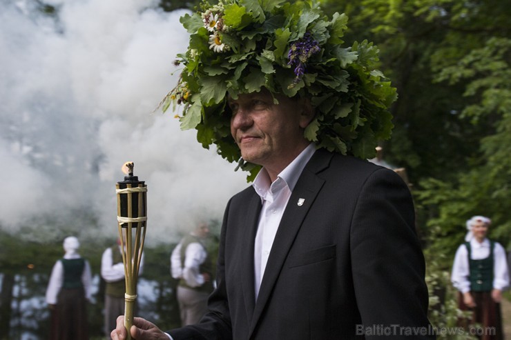 Dikļu pils dārzā ar dziesmām, dejām, rotaļām un Jāņu ugunskuru atklāj Kocēnu novada svētkus 151866
