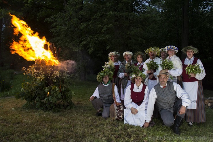 Dikļu pils dārzā ar dziesmām, dejām, rotaļām un Jāņu ugunskuru atklāj Kocēnu novada svētkus 151867