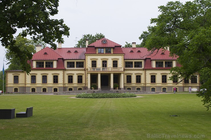 Dikļu pils dārzā ar dziesmām, dejām, rotaļām un Jāņu ugunskuru atklāj Kocēnu novada svētkus 151870