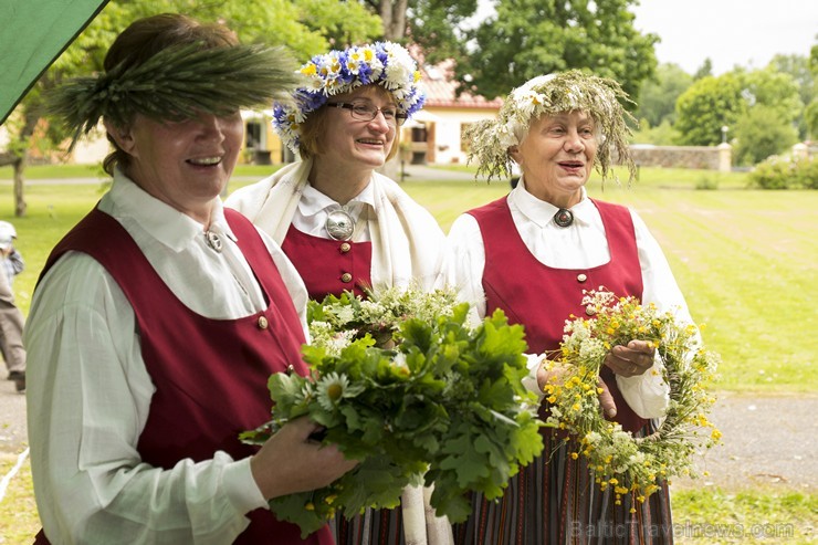 Dikļu pils dārzā ar dziesmām, dejām, rotaļām un Jāņu ugunskuru atklāj Kocēnu novada svētkus 151884