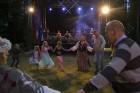 Dikļu pils dārzā ar dziesmām, dejām, rotaļām un Jāņu ugunskuru atklāj Kocēnu novada svētkus 50