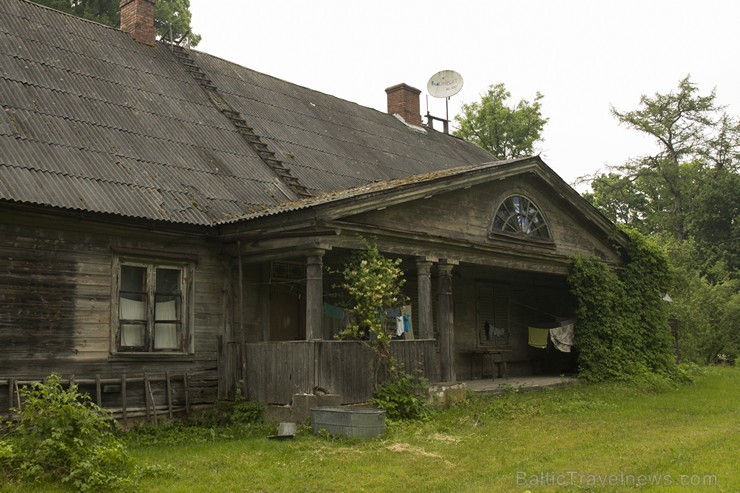 Apskatāma kungu māja (valsts nozīmes arhitektūras piemineklis; 19. gs. 1. puse) un klēts (19. gs. sāk.) - iespaidīga ēka ar stāvu jumtu, izbūvētiem bē Apskatāma kungu māja (valsts nozīmes arhitektūras piemineklis; 19. gs. 1. puse) un klēts (19. gs. sāk.) - iespaidīga ēka ar stāvu jumtu, izbūvētiem bē 153028