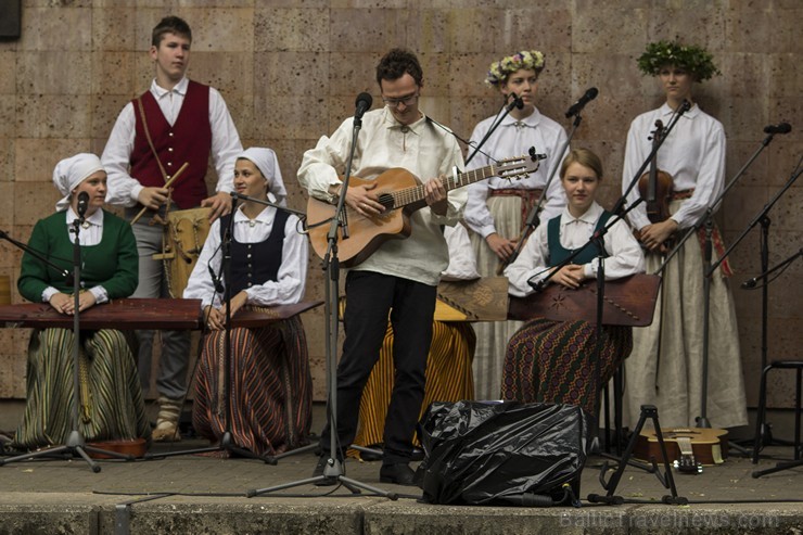 Viesturdārzā ieskandina XI Latvijas skolu jaunatnes dziesmu un deju svētkus 153156
